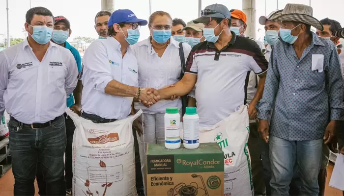Gobernación de Córdoba apoya en entrega de insumos a productores de ñame en Ciénaga de Oro